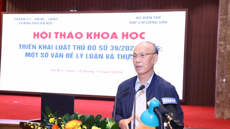 Đại biểu tham luận tại hội thảo khoa học .