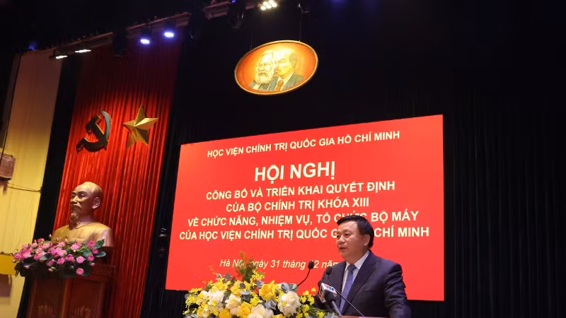 Đồng chí Nguyễn Xuân Thắng phát biểu tại Hội nghị công bố Quyết định số 214-QĐ/TW ngày 28/12/2024 của Bộ Chính trị về chức năng, nhiệm vụ, quyền hạn, tổ chức bộ máy của Học viện Chính trị quốc gia Hồ Chí Minh.
