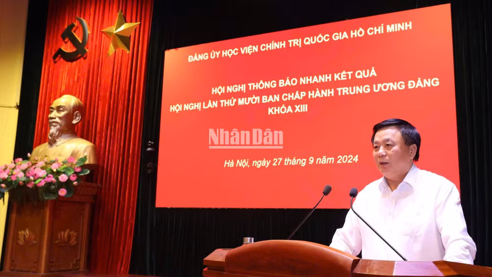 Đồng chí Nguyễn Xuân Thắng, Ủy viên Bộ Chính trị, Giám đốc Học viện, Chủ tịch Hội đồng Lý luận Trung ương, Thường trực Tiểu ban Văn kiện Đại hội XIV của Đảng báo cáo nhanh kết quả Hội nghị Trung ương10, khóa XIII .