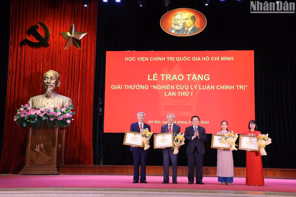 Đồng chí Nguyễn Xuân Thắng cùng các nhà khoa học và đại diện tác giả đoạt Giải thưởng "Nghiên cứu lý luận chính trị" lần thứ 1 Đồng chí Nguyễn Xuân Thắng cùng các nhà khoa học và đại diện tác giả đoạt Giải thưởng "Nghiên cứu lý luận chính trị" lần thứ 1