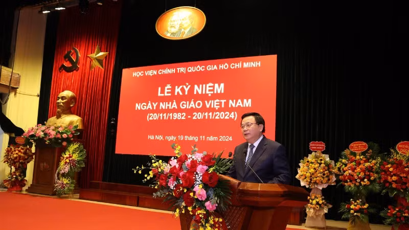 Đồng chí Nguyễn Xuân Thắng phát biểu tại buổi lễ kỷ niệm 42 năm Ngày Nhà giáo Việt Nam tại Học viện Chính trị quốc gia Hồ Chí Minh.