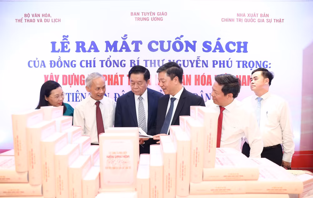 Các đại biểu tại gian trưng bày sách của Tổng Bí thư Nguyễn Phú Trọng.