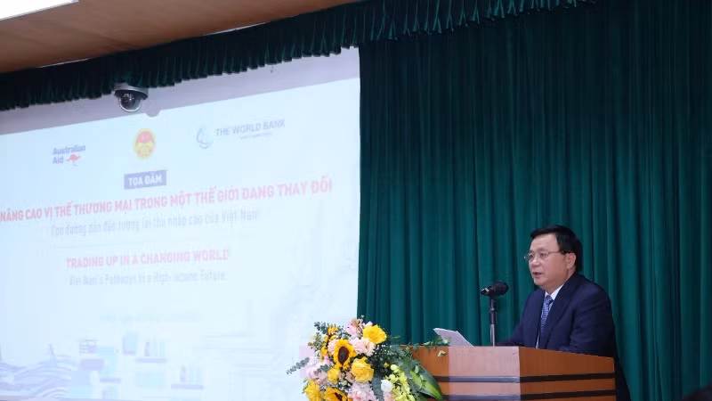 Đồng chí Nguyễn Xuân Thắng phát biểu ý kiến tại Tọa đàm.