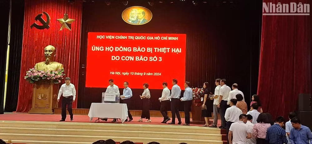 Cán bộ, công chức, viên chức, người lao động và học viên đang học tập, nghiên cứu tại Học viện Chính trị quốc gia Hồ Chí Minh ủng hộ đồng bào bị ảnh hưởng bão số 3.