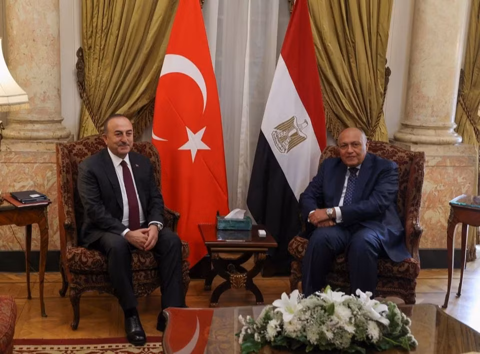 Bộ trưởng Ngoại giao Thổ Nhĩ Kỳ Mevlut Cavusoglu gặp người đồng cấp Ai Cập Sameh Shoukry tại Cairo (Ai Cập) ngày 18/3/2023. (Ảnh: Reuters)