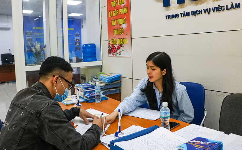Lao động tìm hiểu thông tin tại Trung tâm Dịch vụ việc làm Hà Nội. (Ảnh: Nhật Quang)