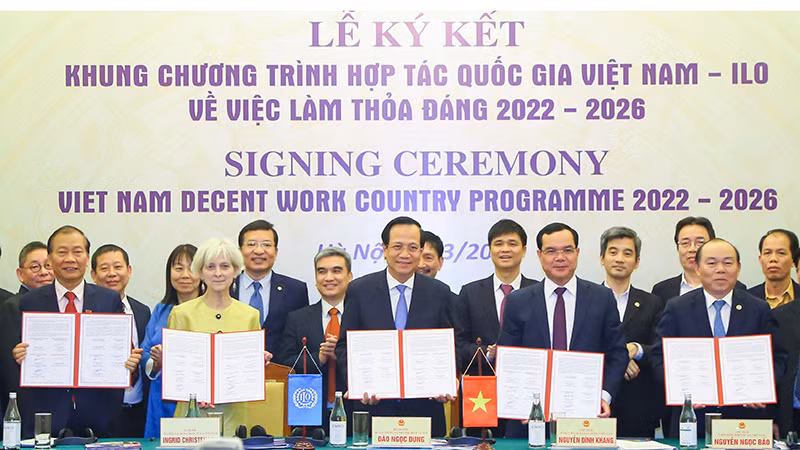 Ký kết Khung Chương trình quốc gia về việc làm thỏa đáng giai đoạn 2022-2026 giữa ILO và các đối tác tại Việt Nam.
