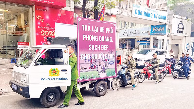 Lực lượng chức năng phường Thành Công, quận Ba Đình ra quân xử lý vi phạm trật tự đô thị. (Ảnh: nhandan.vn)
