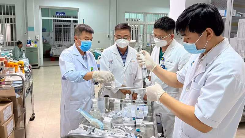 TS.BS Lê Quốc Hùng, Trưởng khoa Bệnh nhiệt đới và bác sĩ CKII Trần Thanh Linh, Trưởng khoa Hồi sức cấp cứu, Bệnh viện Chợ Rẫy có mặt tại Quảng Nam cấp cứu cho các bệnh nhân bị ngộ độc Botulinum. (Ảnh: Bệnh viện cung cấp)