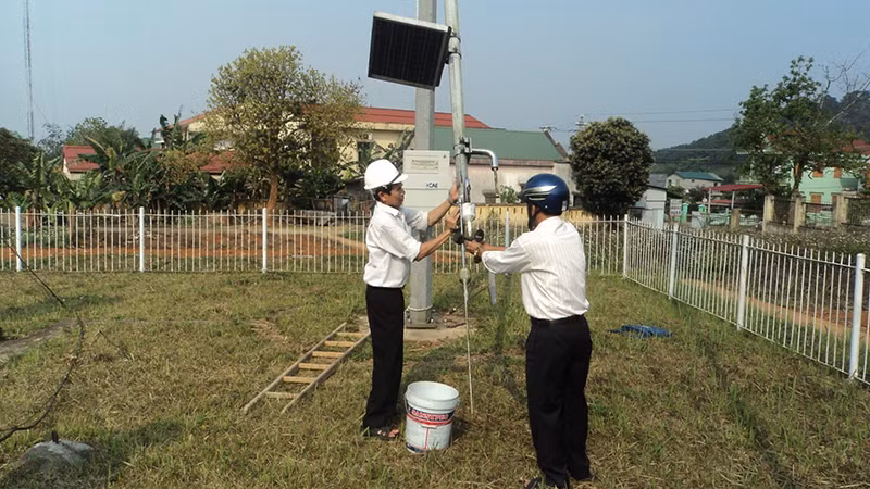 Cán bộ Đài Khí tượng thủy văn khu vực Trung Trung Bộ quan trắc và kiểm tra lắp đặt thiết bị quan trắc. (Ảnh: VNMHA).
