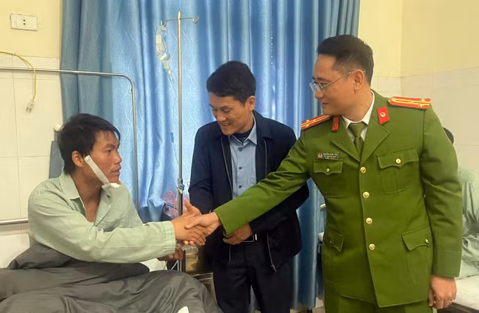 Lực lượng cứu hộ và cơ quan chức năng thăm hỏi nạn nhân.