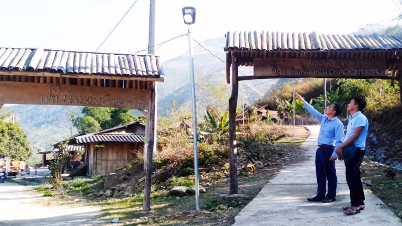 Ở Nậm Manh, cuộc sống người dân có sự thay đổi rất nhiều, điện đã sáng đường quê, bê-tông về đến từng nhà. Ở Nậm Manh, cuộc sống người dân có sự thay đổi rất nhiều, điện đã sáng đường quê, bê-tông về đến từng nhà.