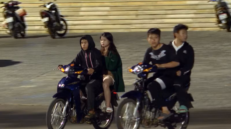 Thanh, thiếu niên đi xe máy khi chưa đủ tuổi, không đội mũ bảo hiểm gây mất an toàn giao thông trên địa bàn thành phố Lai Châu. (Ảnh: Công an thành phố Lai Châu)