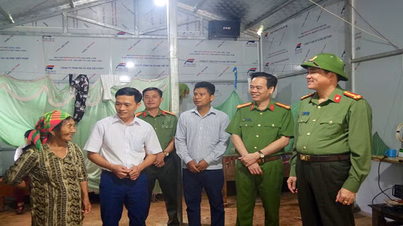 Thượng tá Phan Văn Sơn (Thứ 2 từ phải vào) người có nhiều năm gắn bó với Tà Tổng, khi mẹ anh từ trần người nhà không thể liên lạc để báo tin. Thượng tá Phan Văn Sơn (Thứ 2 từ phải vào) người có nhiều năm gắn bó với Tà Tổng, khi mẹ anh từ trần người nhà không thể liên lạc để báo tin.
