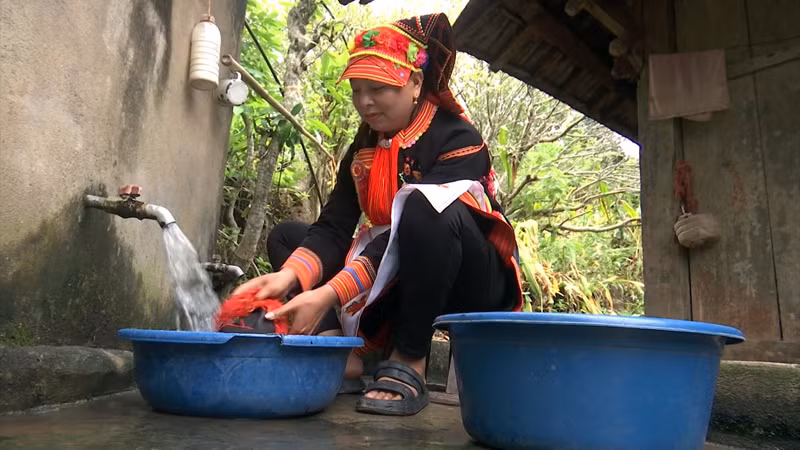 Nước sinh hoạt về bản giải quyết tình trạng thiếu nước vào mùa khô cho đồng bào vùng cao.