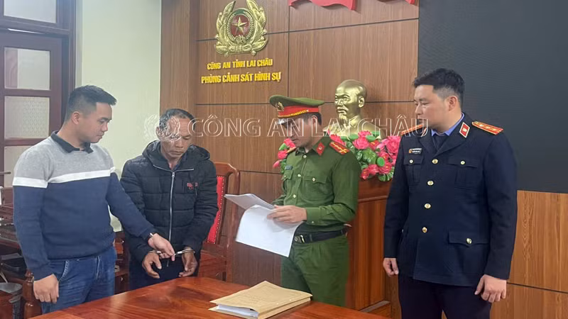 Cơ quan chức năng tiến hành các thủ tục sau khi bắt giữ đối tượng. (Ảnh: Công an Lai Châu)