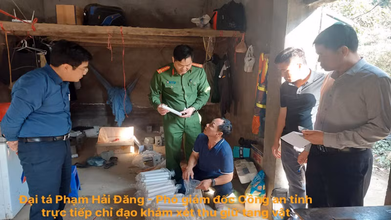 Cơ quan điều tra khám xét phát hiện tang vật vụ án tại nơi nghỉ của công nhân (Công an Lai Châu)
