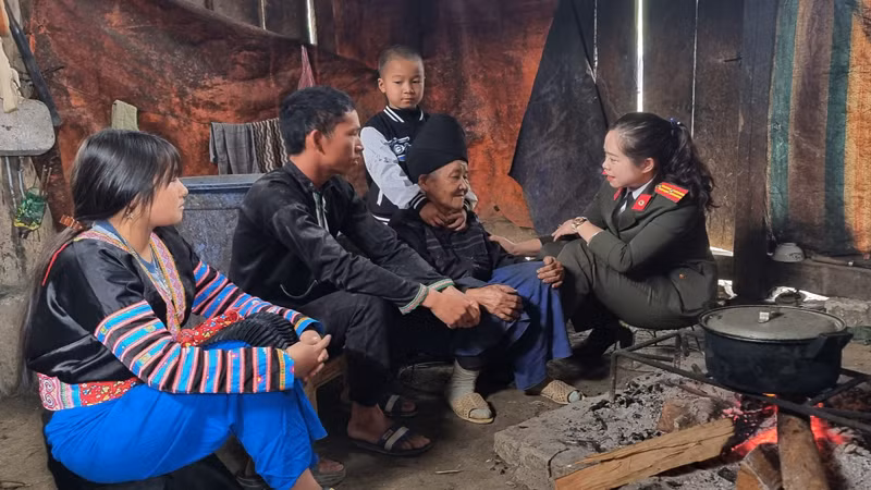 Không ồn ào khoe thành tích, nhưng để có một Tà Tổng bình yên cán bộ chiến sĩ Công an Lai Châu đã phải cố gắng, phải hi sinh rất nhiều. Không ồn ào khoe thành tích, nhưng để có một Tà Tổng bình yên cán bộ chiến sĩ Công an Lai Châu đã phải cố gắng, phải hi sinh rất nhiều.