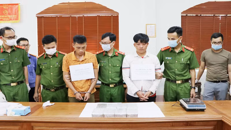 Các đối tượng và tang vật vụ án tại cơ quan điều tra. Các đối tượng và tang vật vụ án tại cơ quan điều tra.