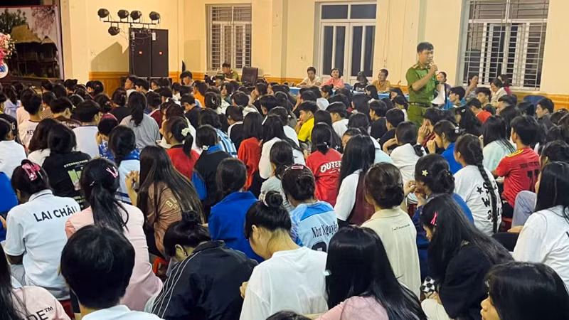 Công an thành phố Lai Châu tổ chức tuyên truyền phổ biến pháp luật tại các trường học trên địa bàn.