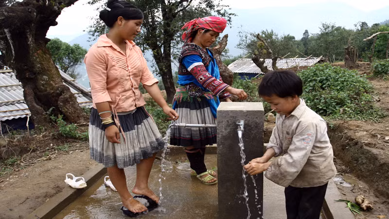 Nguồn nước sinh hoạt được dẫn về các bản, bà con không phải mất nhiều thời gian đi cõng nước về dùng như trước đây.