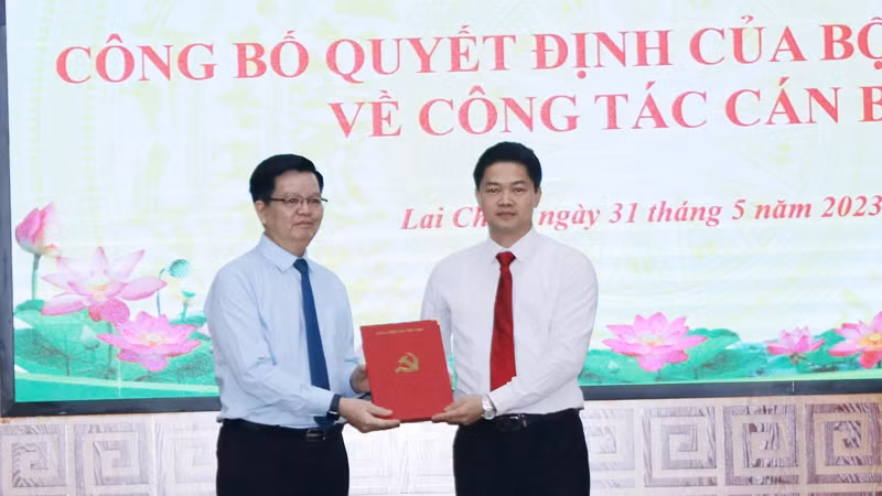 Phó Trưởng Ban Thường trực Ban Tổ chức Trung ương Mai Văn Chính trao quyết định của Bộ Chính trị cho đồng chí Vũ Mạnh Hà.