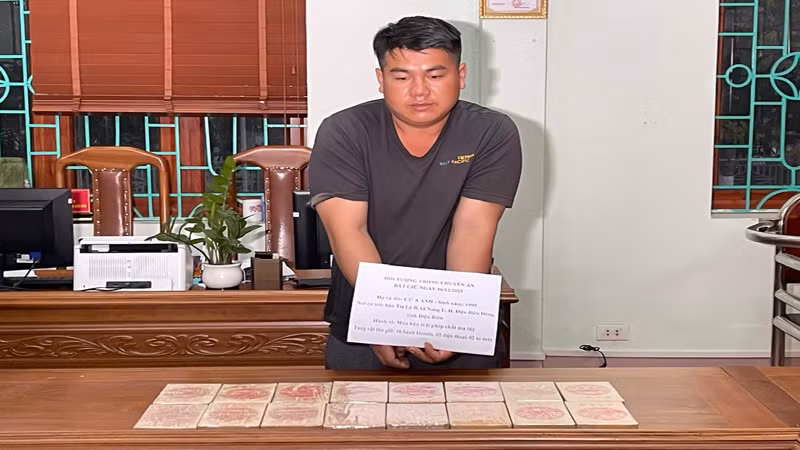 Đối tượng Cứ A Anh và tang vật vụ án.