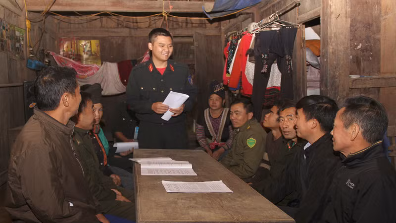 Cán bộ chiến sĩ tăng cường bám nắm địa bàn, tuyên truyền người dân tập trung làm ăn không nghe, không tin theo kẻ xấu. Cán bộ chiến sĩ tăng cường bám nắm địa bàn, tuyên truyền người dân tập trung làm ăn không nghe, không tin theo kẻ xấu.