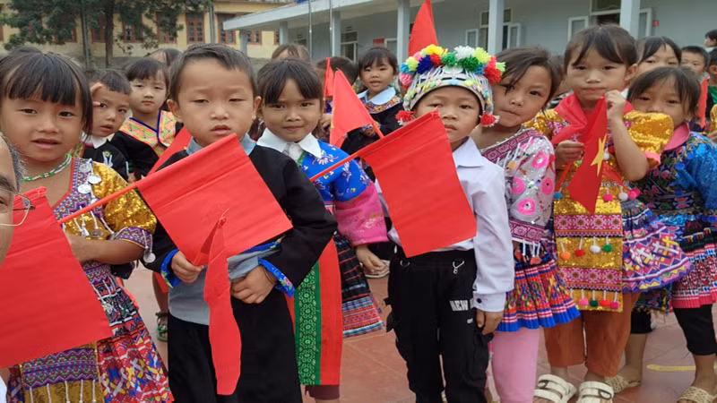 Cùng với cả nước, hôm nay (5/9), hơn 151 nghìn học sinh con em các dân tộc Lai Châu cũng bước vào năm học mới. Cùng với cả nước, hôm nay (5/9), hơn 151 nghìn học sinh con em các dân tộc Lai Châu cũng bước vào năm học mới.