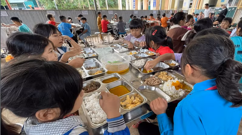 Bữa ăn của học sinh bán trú luôn được bảo đảm. Bữa ăn của học sinh bán trú luôn được bảo đảm.