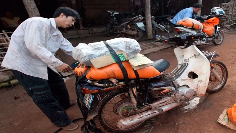 Những thầy giáo có "quyền được ngã" ở Tà Tổng trong một chuyến chở thực phẩm từ trung tâm huyện về bản Nậm Ngà cho học sinh. Những thầy giáo có "quyền được ngã" ở Tà Tổng trong một chuyến chở thực phẩm từ trung tâm huyện về bản Nậm Ngà cho học sinh.