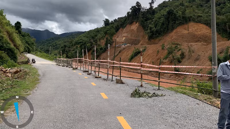 Cơ quan chức năng tỉnh Lai Châu chỉ đạo đơn vị liên quan trực và rào chắn cảnh báo.