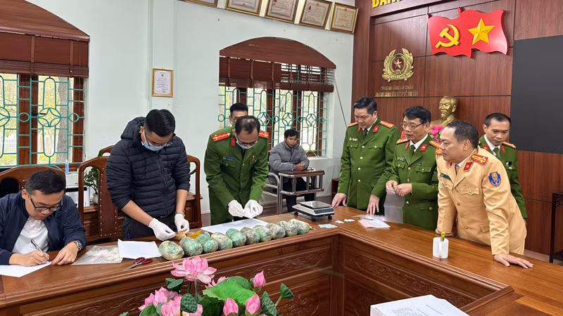 Cơ quan điều tra kiểm tra tang vật vụ án. (Ảnh: Công an Lai Châu)