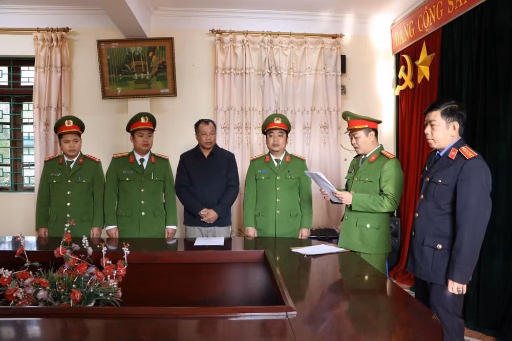 Cơ quan điều tra đọc quyết định khởi tố đối với Nguyễn Văn Vấn.