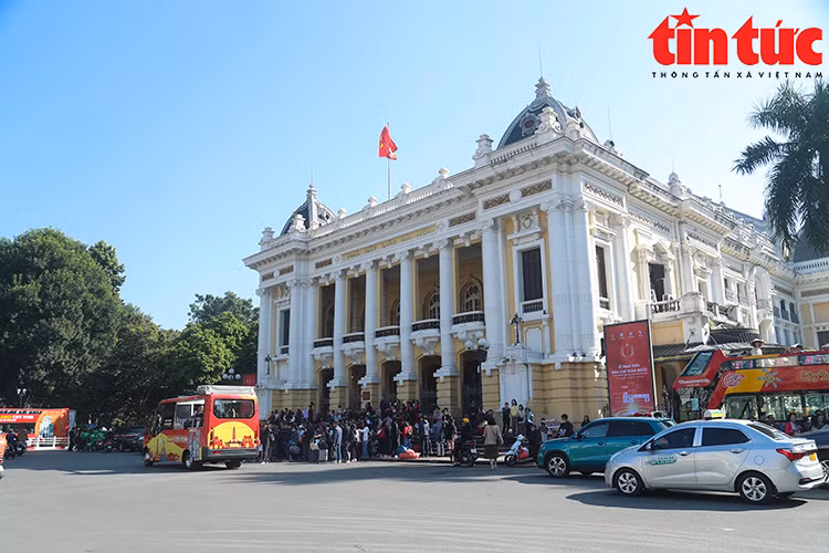 Tuyến City Tour 03 “Thăng Long thắng cảnh”, sử dụng xe buýt nhỏ một tầng thoáng nóc, sức chứa 20 chỗ ngồi, chính thức đi vào hoạt động.