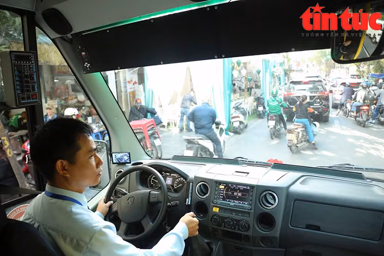 Ưu điểm của xe buýt City Tour “Thăng Long thắng cảnh" là nhỏ gọn, có thể đi vào các tuyến phố cổ của Thủ đô.