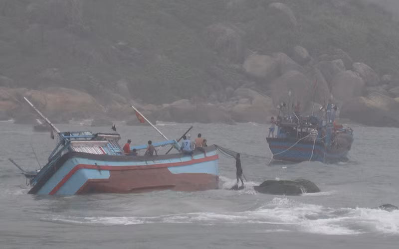 Luồng lạch cửa biển Mỹ Á bị bồi lấp nặng khiến nhiều tàu cá ra vào bị mắc cạn, bị sóng đánh chìm.