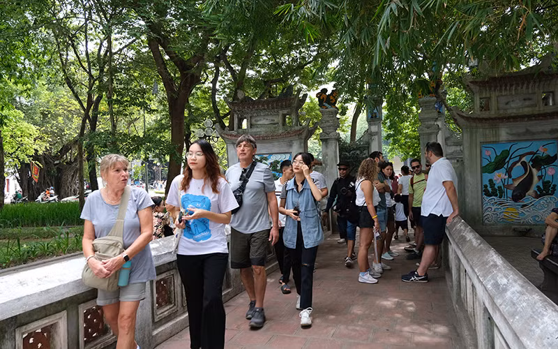 Khách du lịch các nước tham quan Đền Ngọc Sơn, Hà Nội. (Ảnh HỒ HẠ)