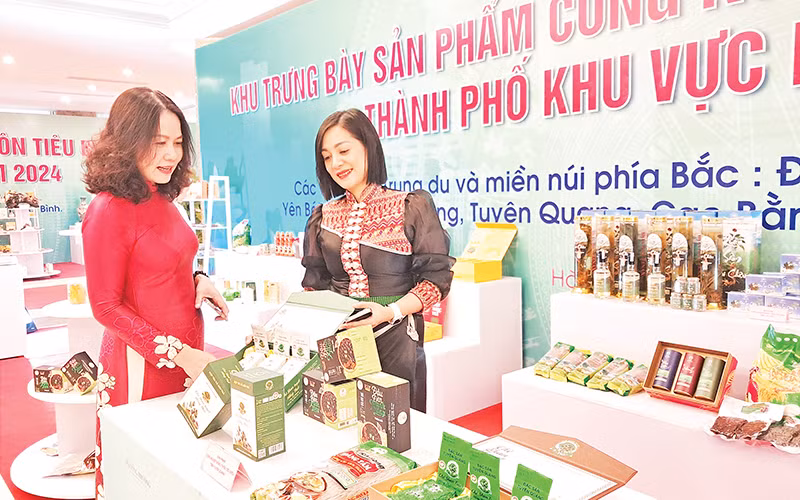 Trưng bày, giới thiệu các sản phẩm công nghiệp nông thôn tiêu biểu của các tỉnh, thành phố phía bắc tại Hà Nội.