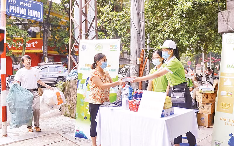 Chương trình phân loại rác thải tại nguồn do Công ty Môi trường đô thị Hà Nội thực hiện. (Ảnh Phan Hoa)