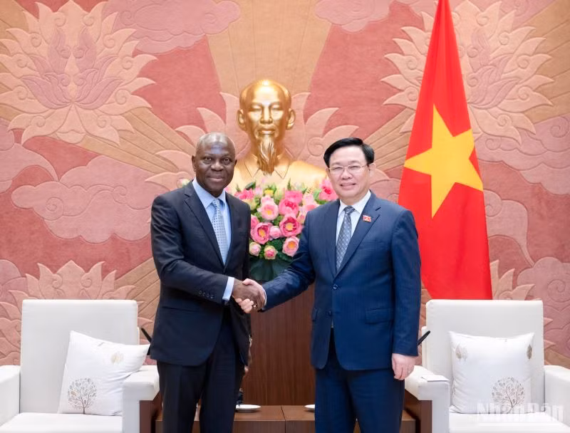 Chủ tịch Quốc hội Vương Đình Huệ tiếp Tổng Giám đốc ILO Gilbert F. Houngbo. Ảnh: DUY LINH