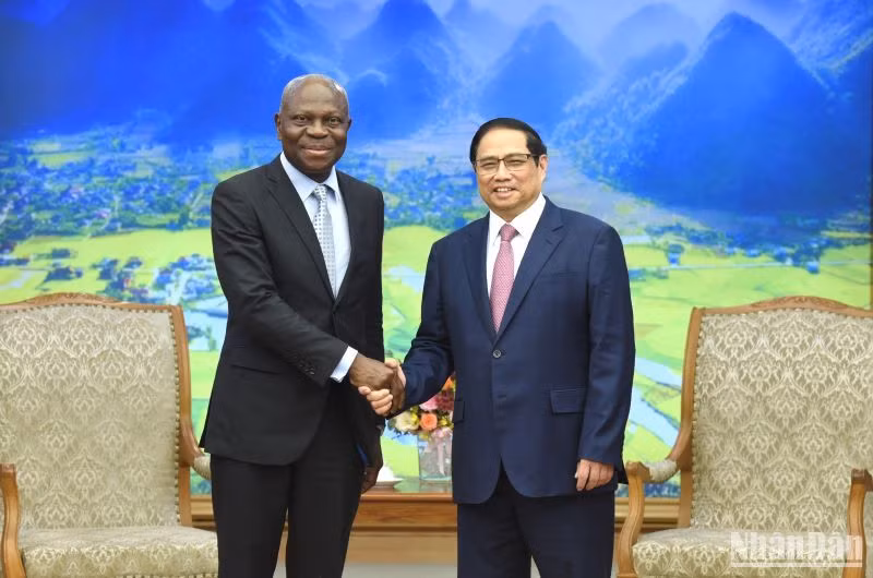 Thủ tướng Phạm Minh Chính và Tổng Giám đốc Tổ chức Lao động Quốc tế (ILO) Gilbert F. Houngbo. 