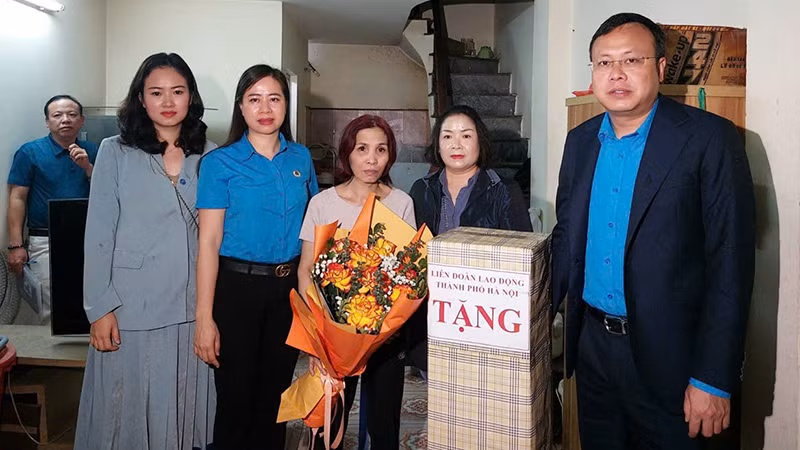 Ðại diện Liên đoàn Lao động thành phố Hà Nội trao quà tặng công nhân lao động có hoàn cảnh khó khăn nhân dịp Tháng Công nhân năm 2024.