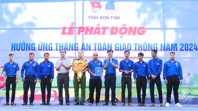 Ra mắt Đội thanh niên xung kích xã Đăk La.