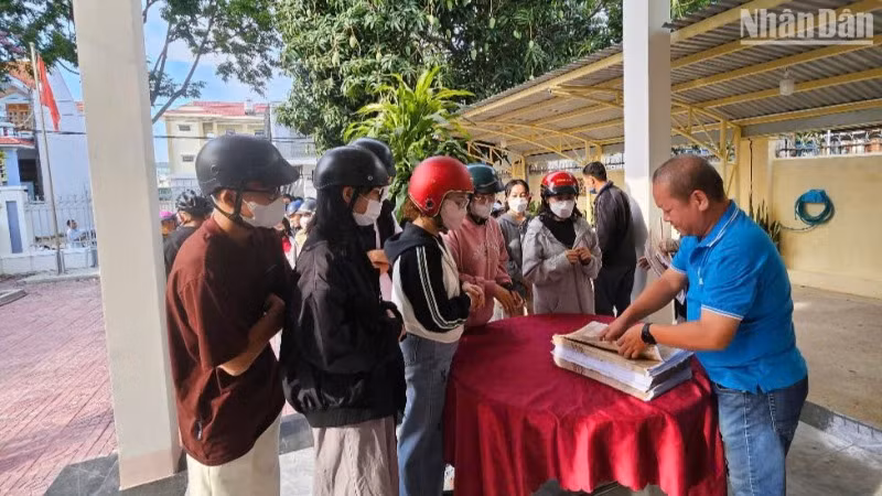 Đông đảo người dân trên địa bàn tỉnh Kon Tum đến nhận ấn phẩm đặc biệt.