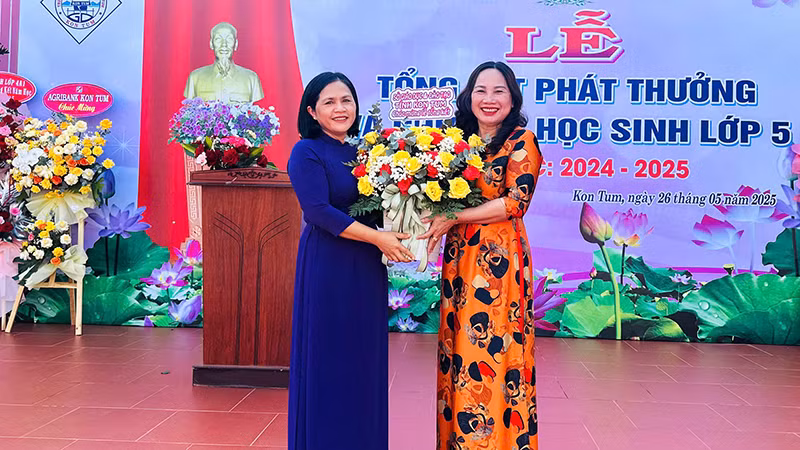 Lãnh đạo Sở Giáo dục và Đào tạo tỉnh Kon Tum tặng hoa chúc mừng nhà trường. Lãnh đạo Sở Giáo dục và Đào tạo tỉnh Kon Tum tặng hoa chúc mừng nhà trường.