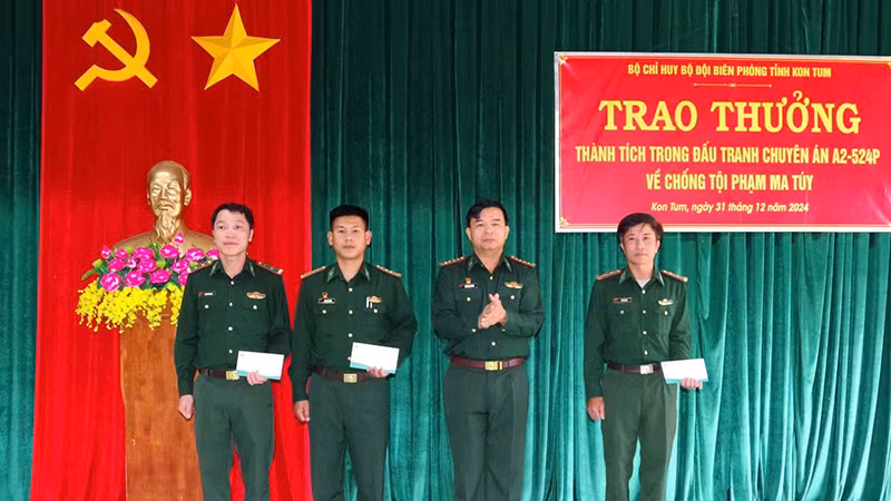 Khen thưởng cán bộ, chiến sĩ biên phòng tham gia bắt giữ đối tượng vận chuyển ma túy.