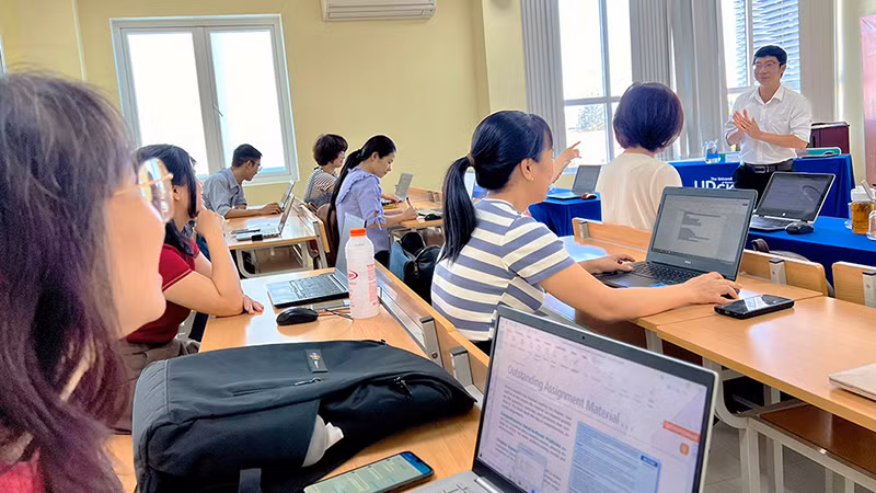 Chi bộ Giảng viên, phân hiệu Đại học Đà Nẵng tại Kon Tum học tập chuyên đề ứng dụng công nghệ thông tin phục vụ công tác giảng dạy