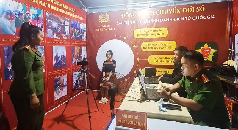 Hỗ trợ người dân thực hiện đăng ký và kích hoạt tài khoản định danh điện tử tại Chợ phiên góp phần tăng chỉ tiêu về chuyển đổi số trên địa bàn huyện Đăk Glei.