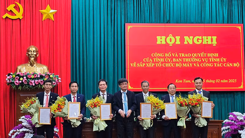 Trao Quyết định cho 6 đơn vị hành chính thành lập mới.